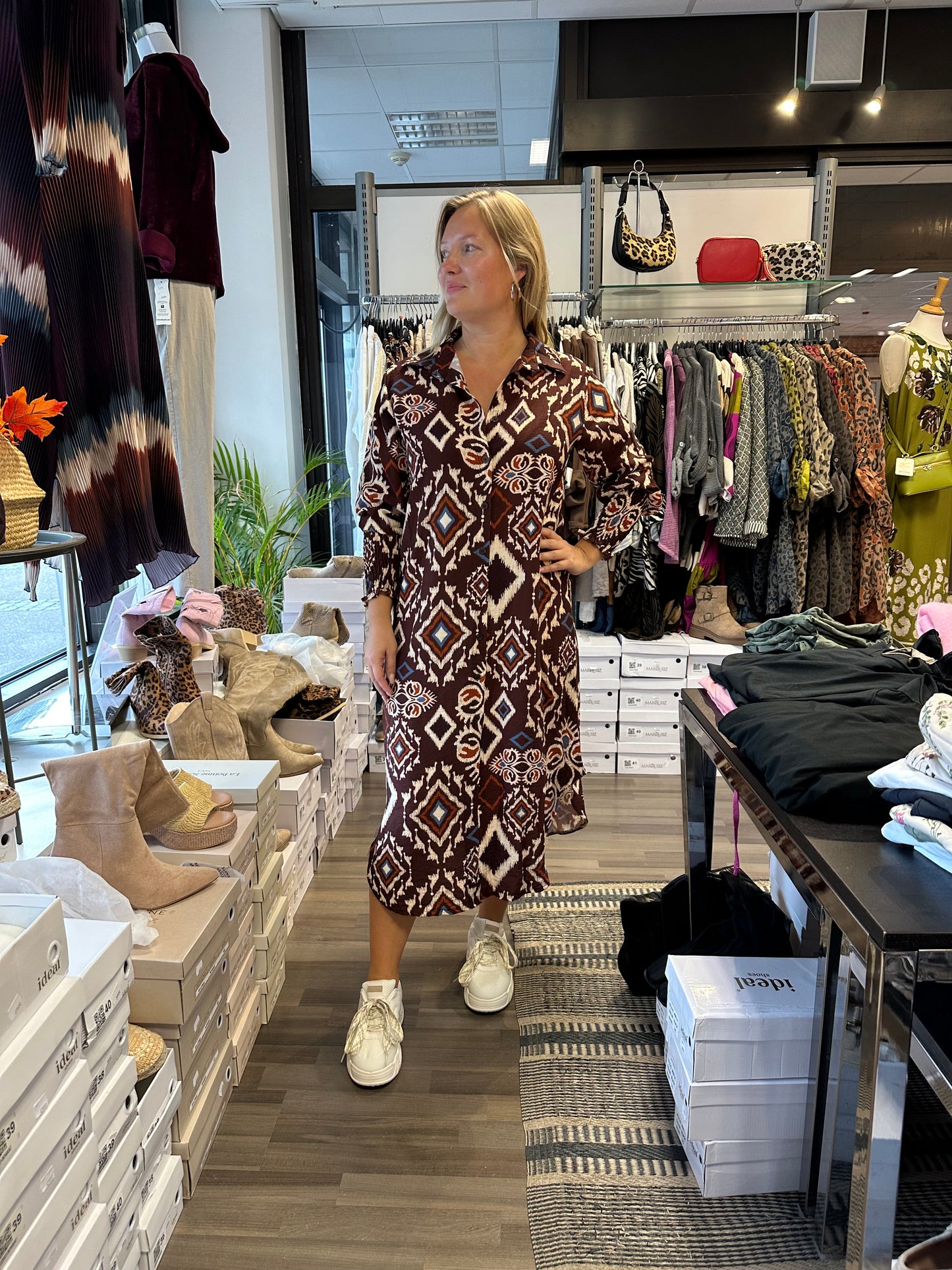 Kuviollinen viskoosimekko ruskea