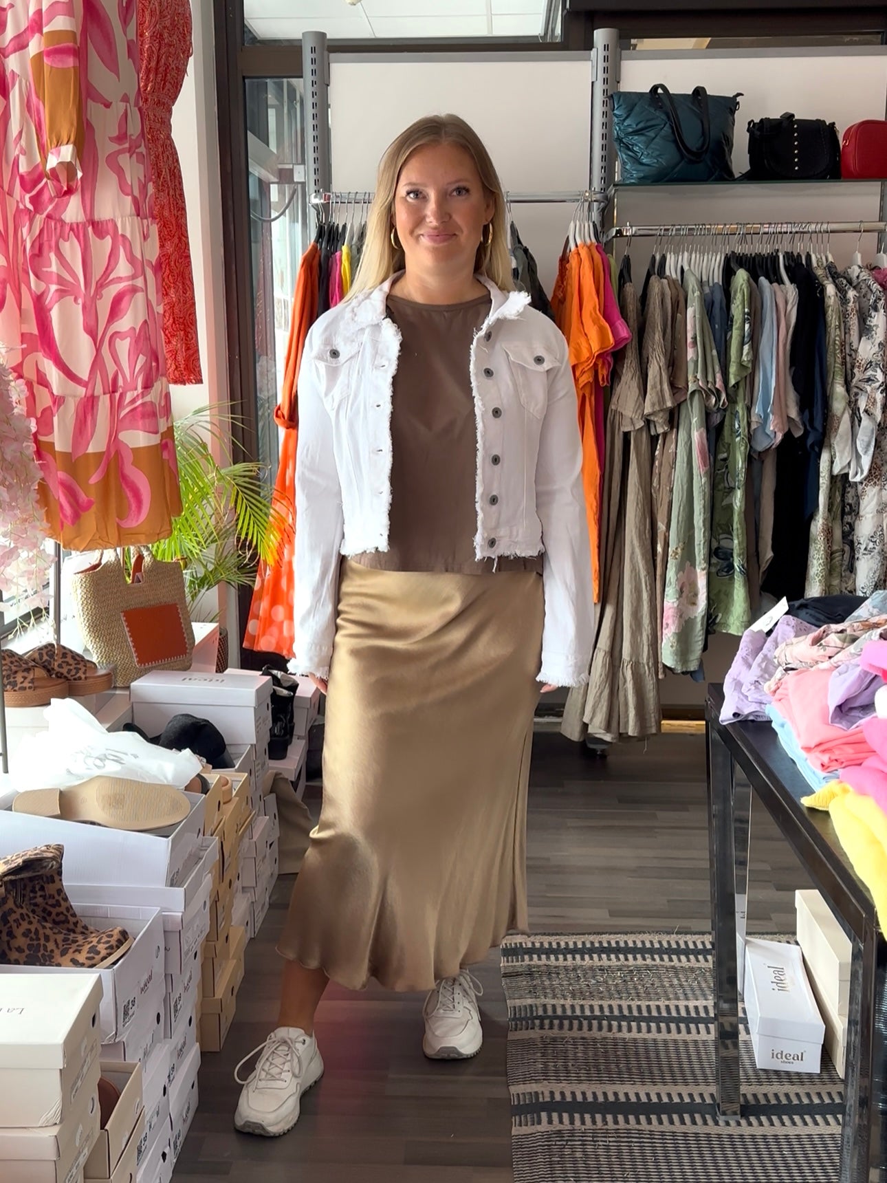 Farkkutakki rispatuilla reunoilla valkoinen