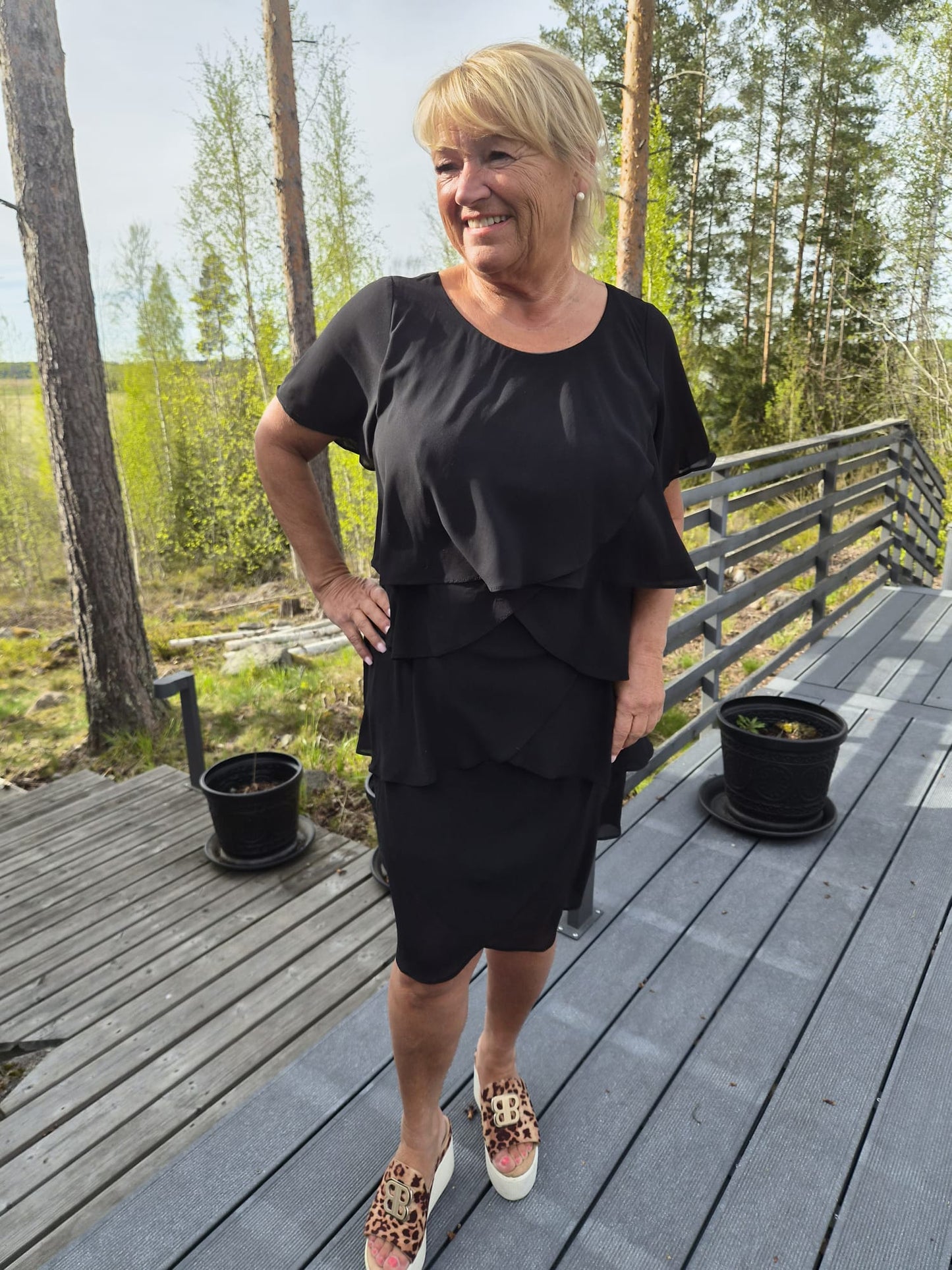 Sifonkinen kerrosmekko musta