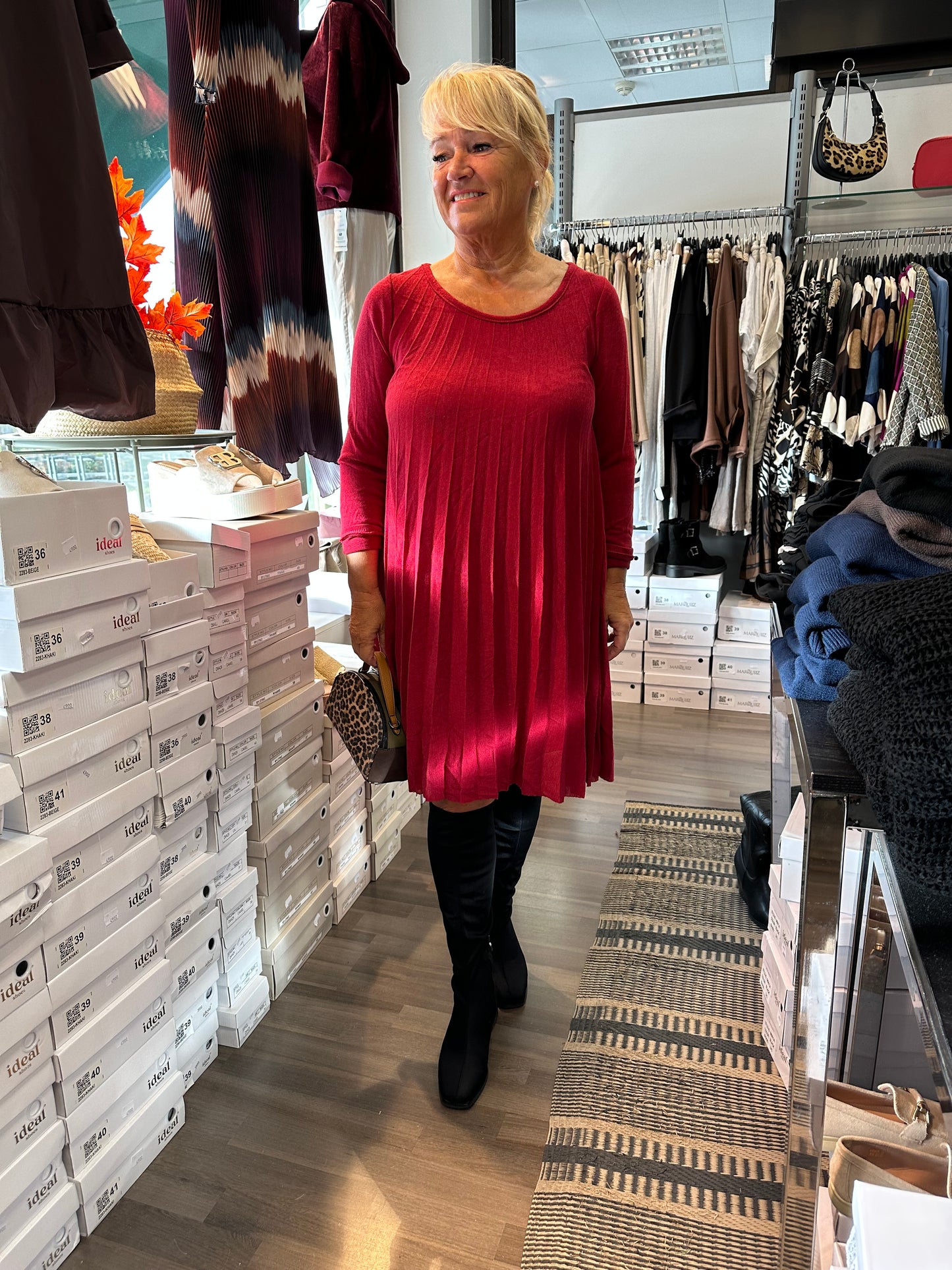 Pliseerattu neulemekko/tunika punainen