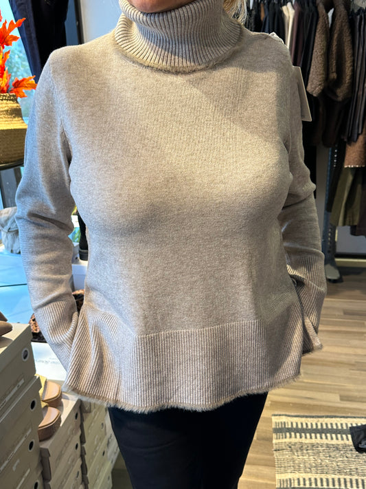 Poolokauluksinen neule beessi