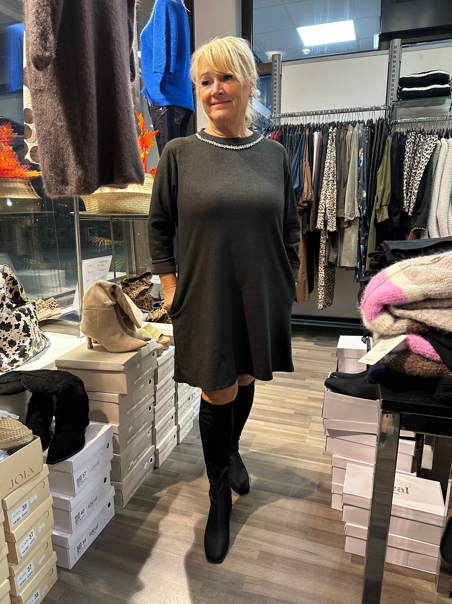 A-linjainen tunikamekko ruskea