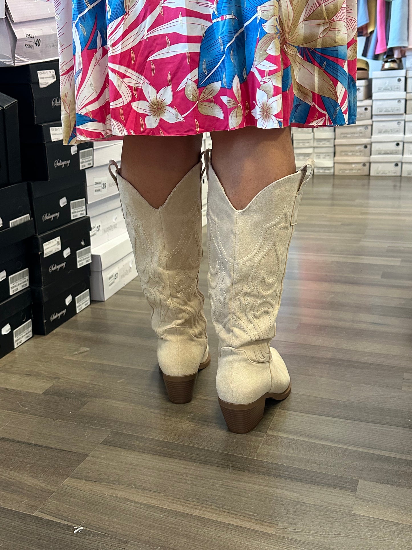 Vaaleat cowboy bootsit
