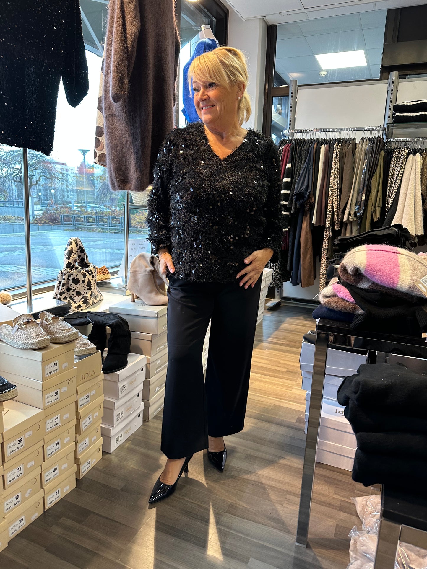 Paljettinen höyhenpusero musta