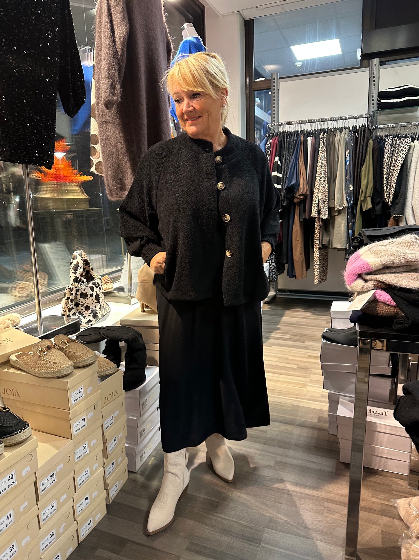 Viittatyylinen jakku musta