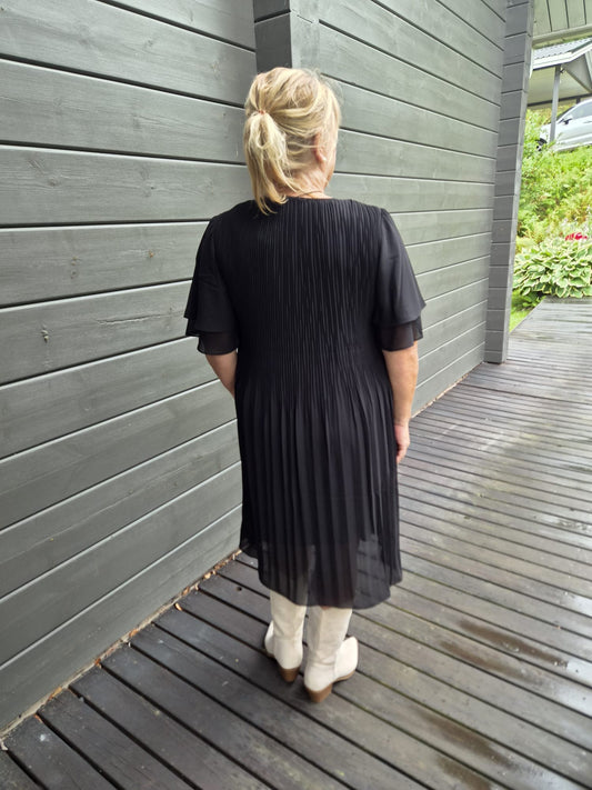 Pliseerattu mekko perhoshihoilla Candra Black