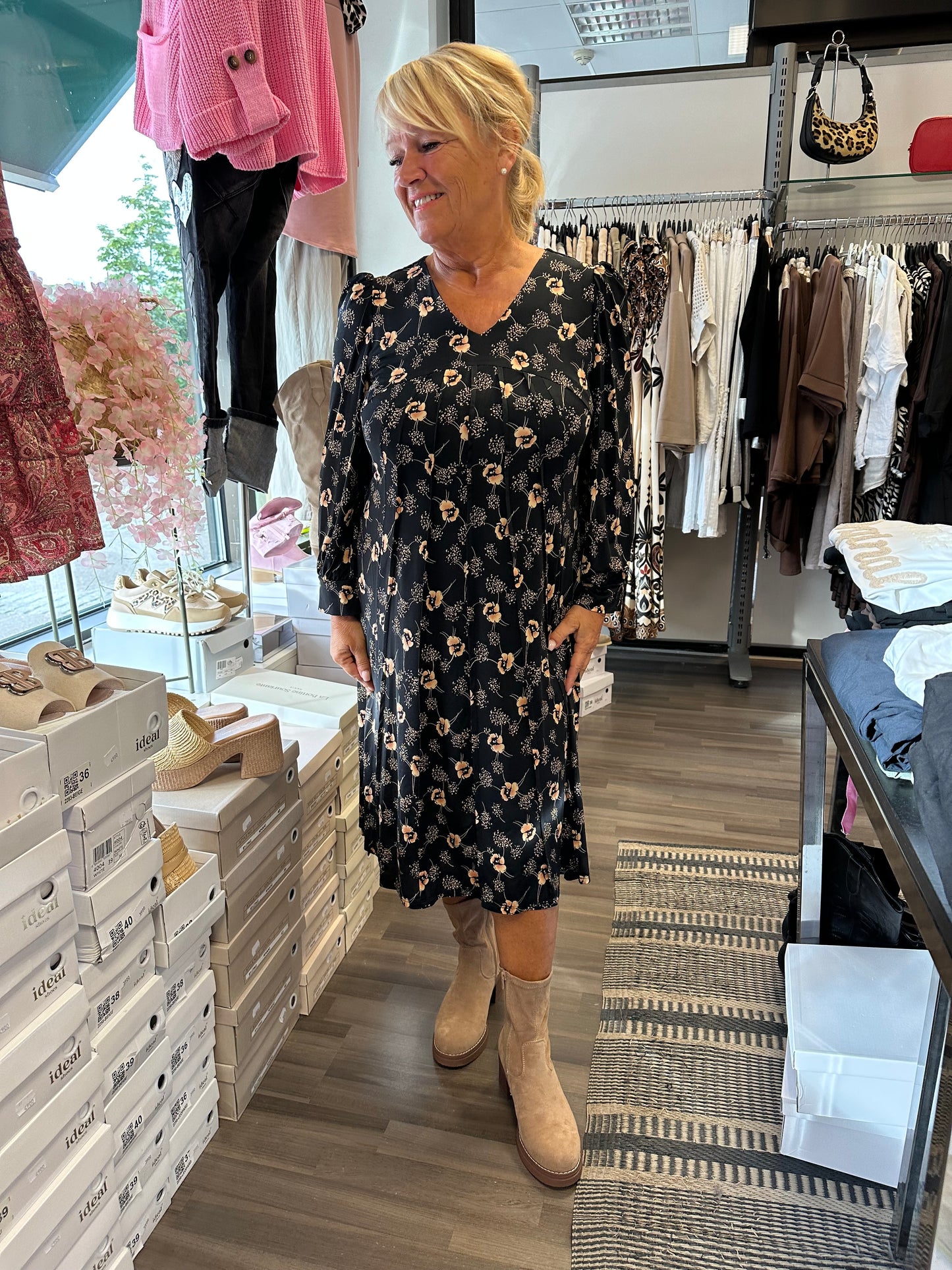 Liukaspintainen mekko Lucy