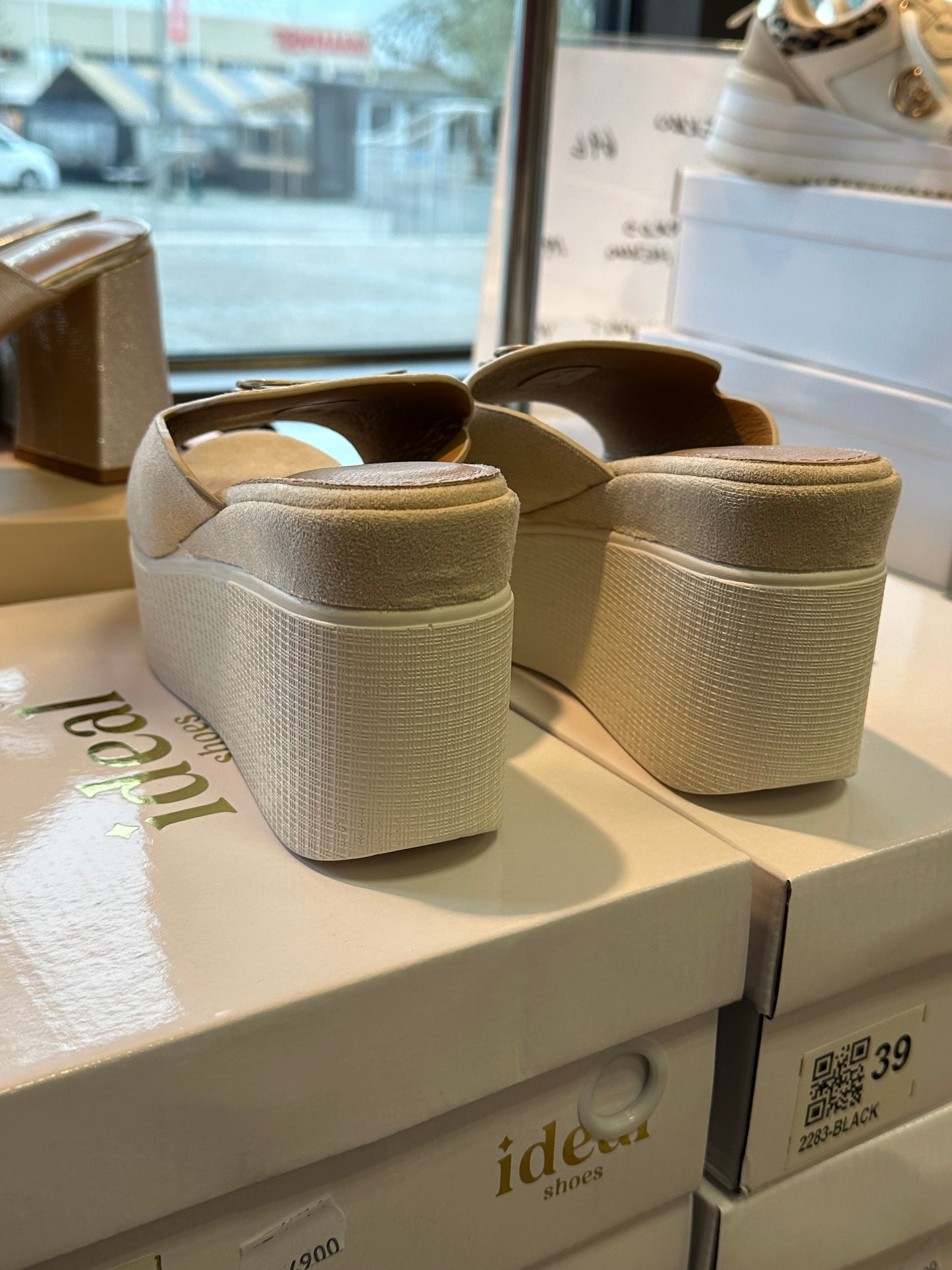 Korokepohjalliset sandaalit beessi