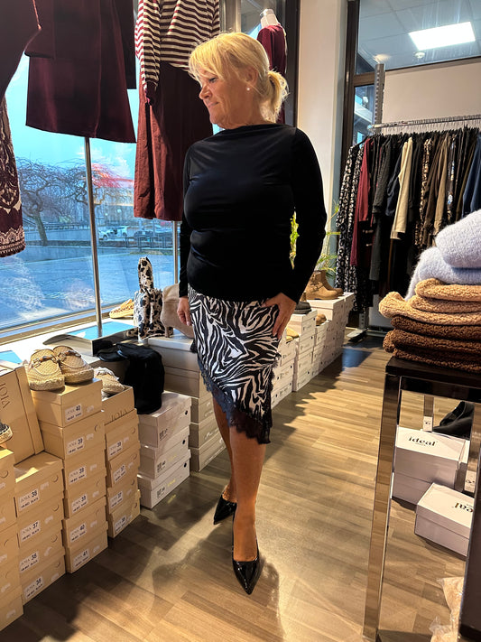 Lyhyt satiinihame pitsihelmalla seepra