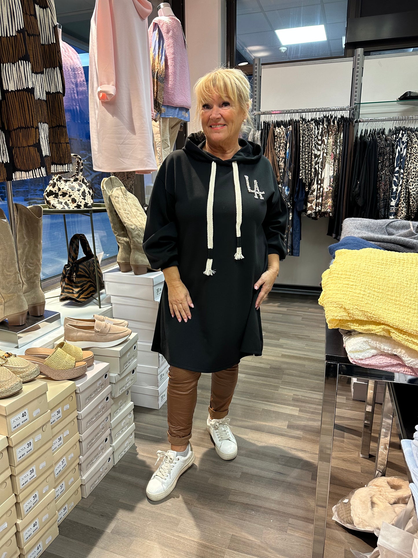 Collegetunika/mekko LA musta