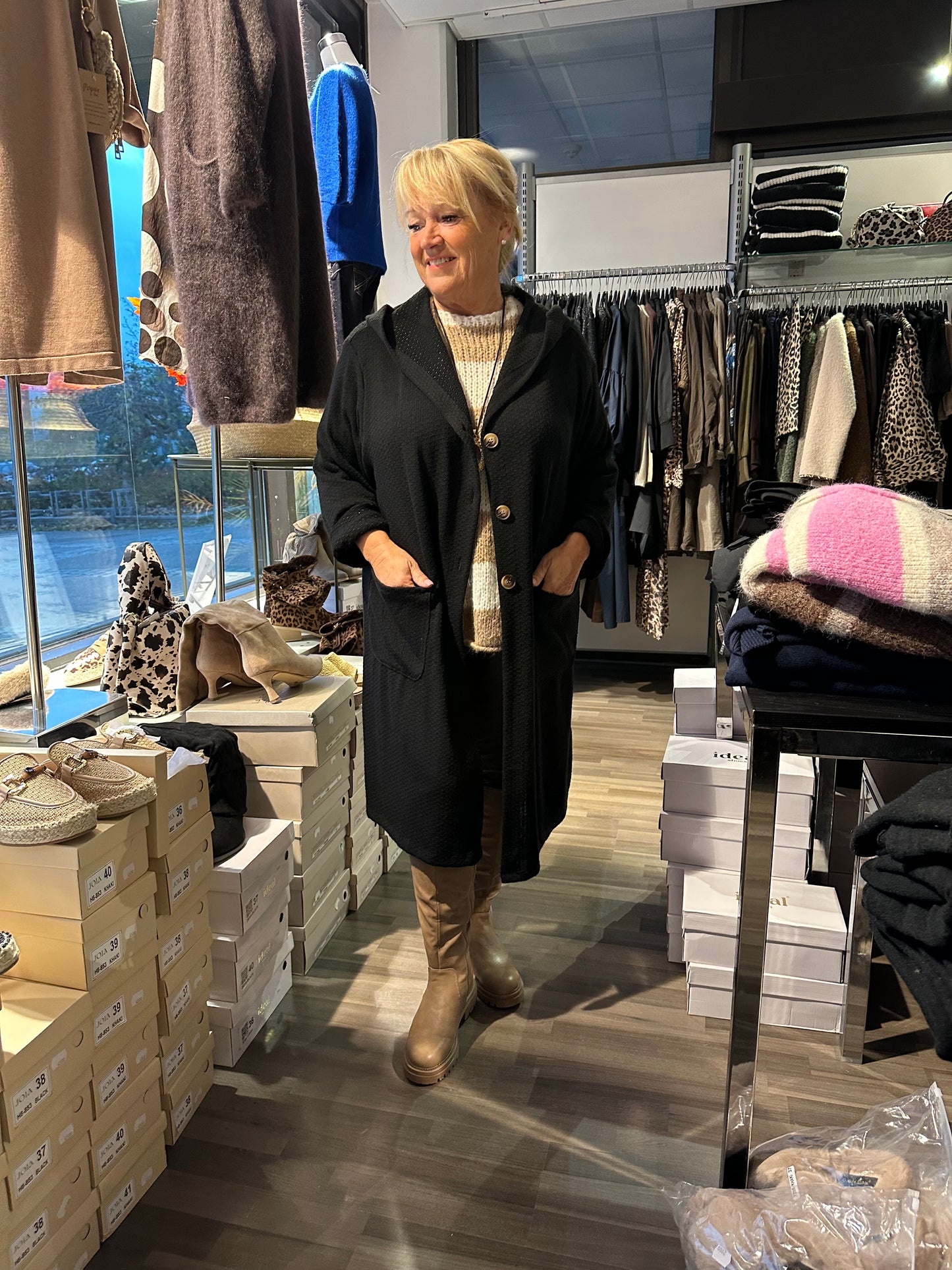 Plussize neulosjakku musta