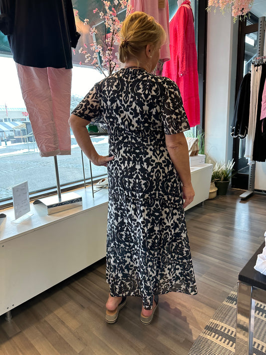 Mustavalkoinen sifonkimekko