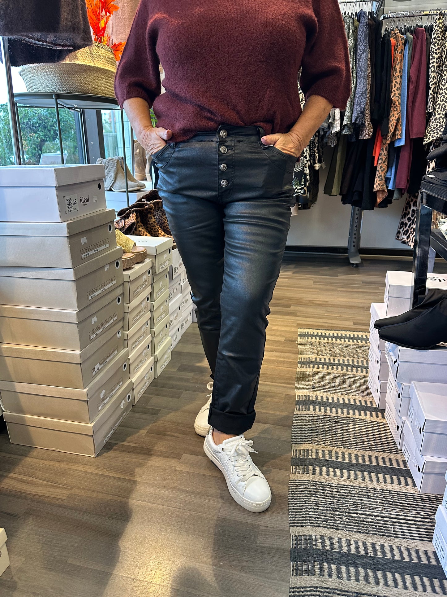 Keinonahkahousut musta