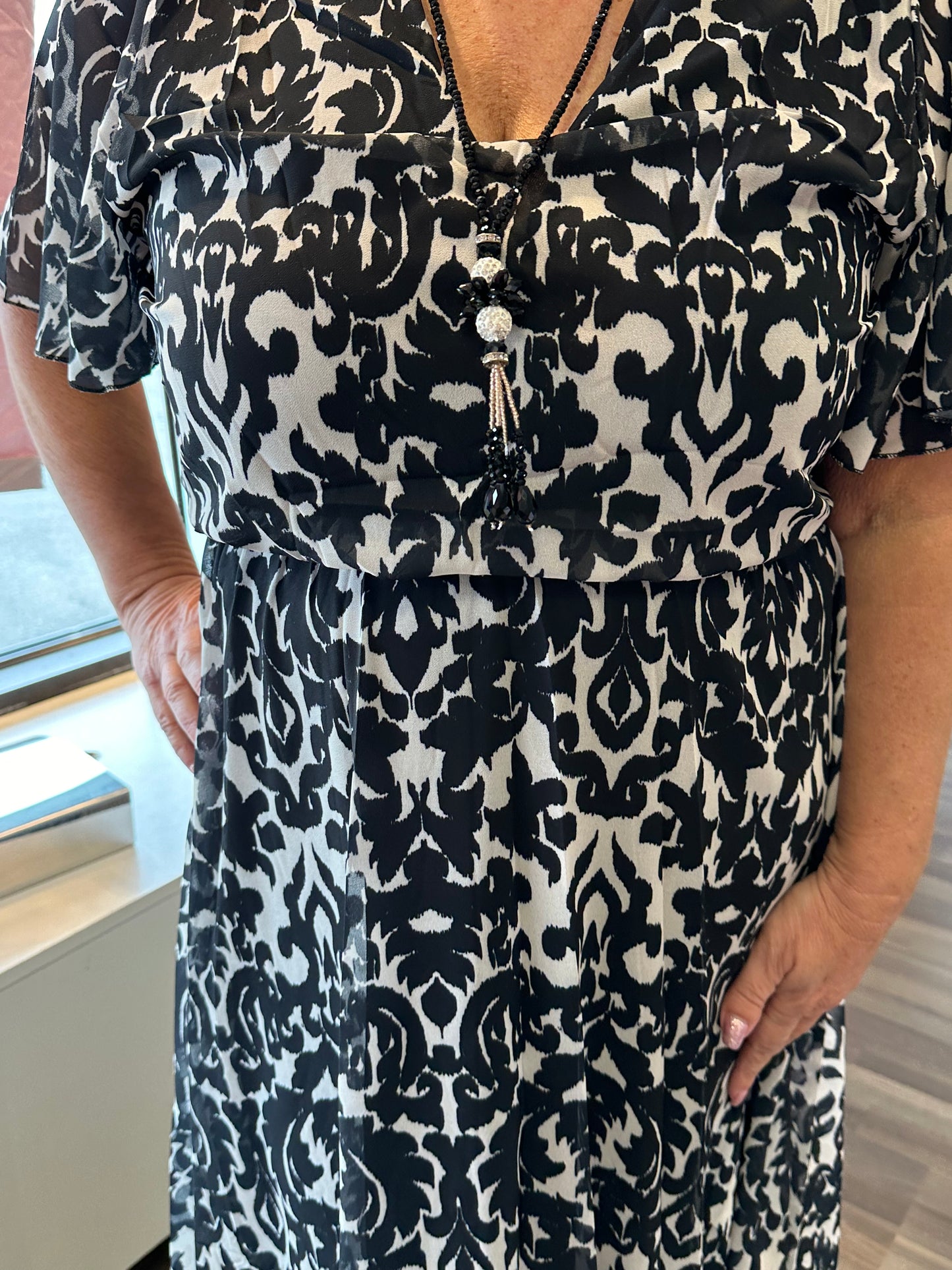 Mustavalkoinen sifonkimekko