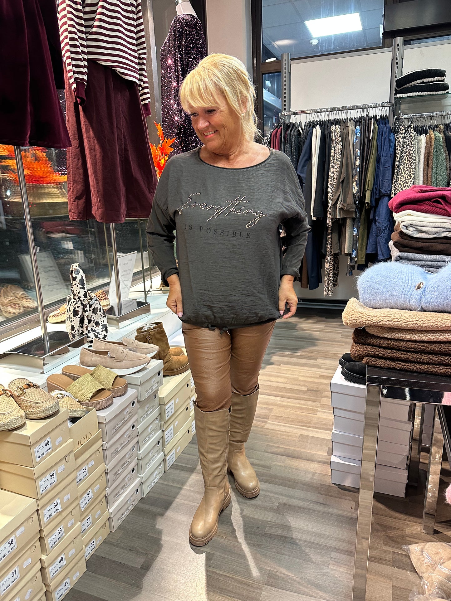 T-paita Everything Bling ruskea