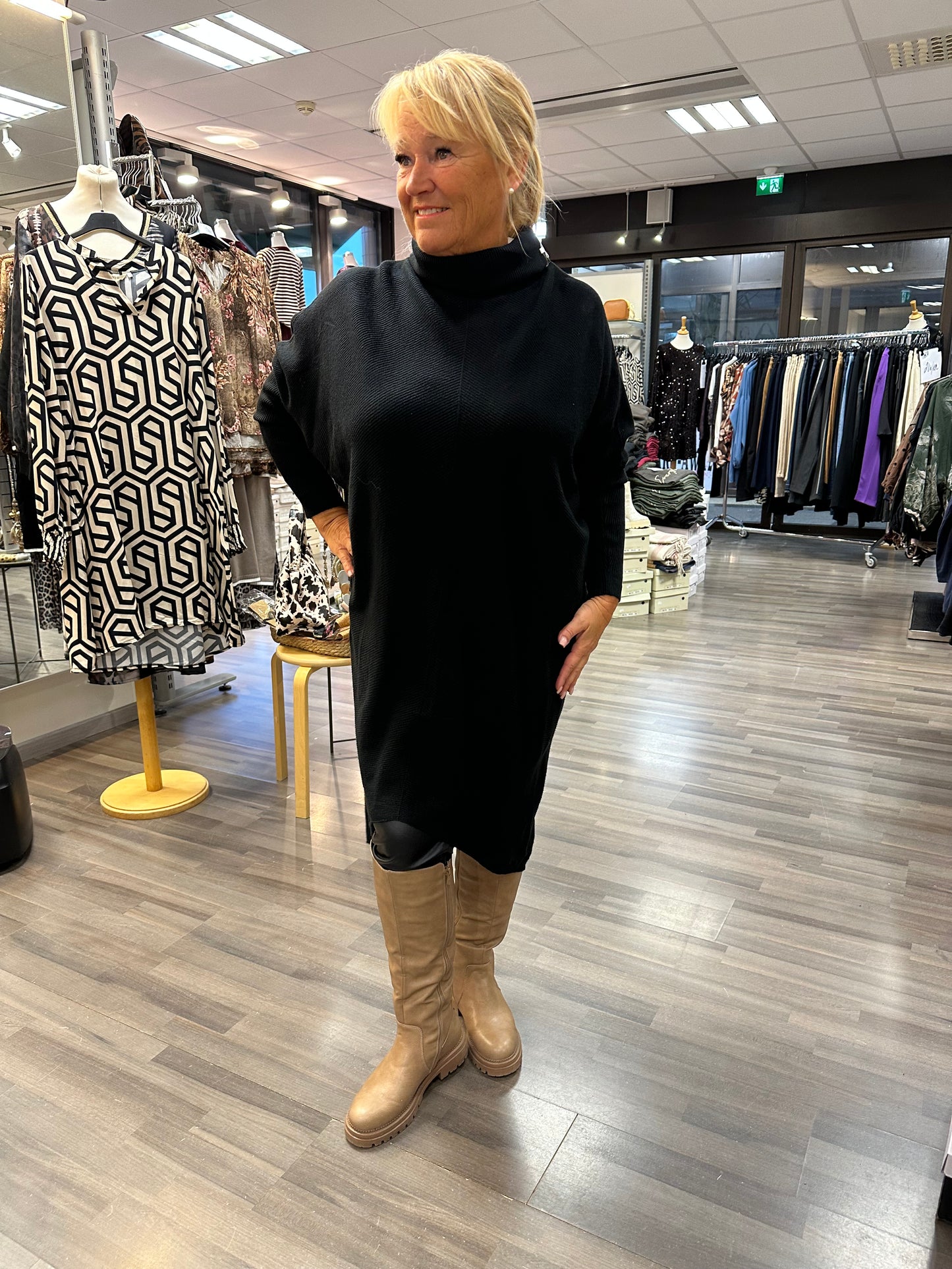 Oversize neuletunika musta