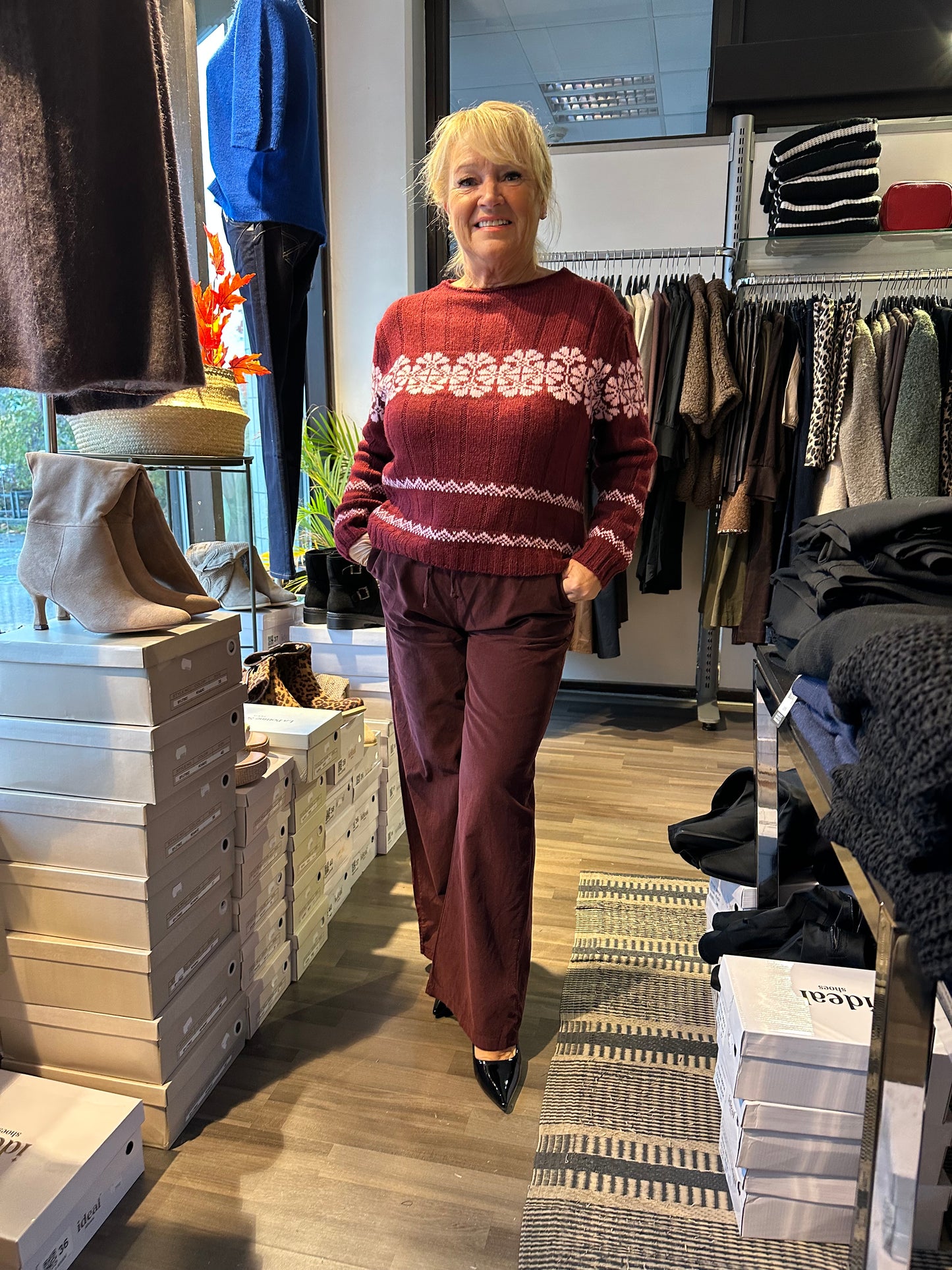 Leveälahkeiset samettihousut viininpunainen