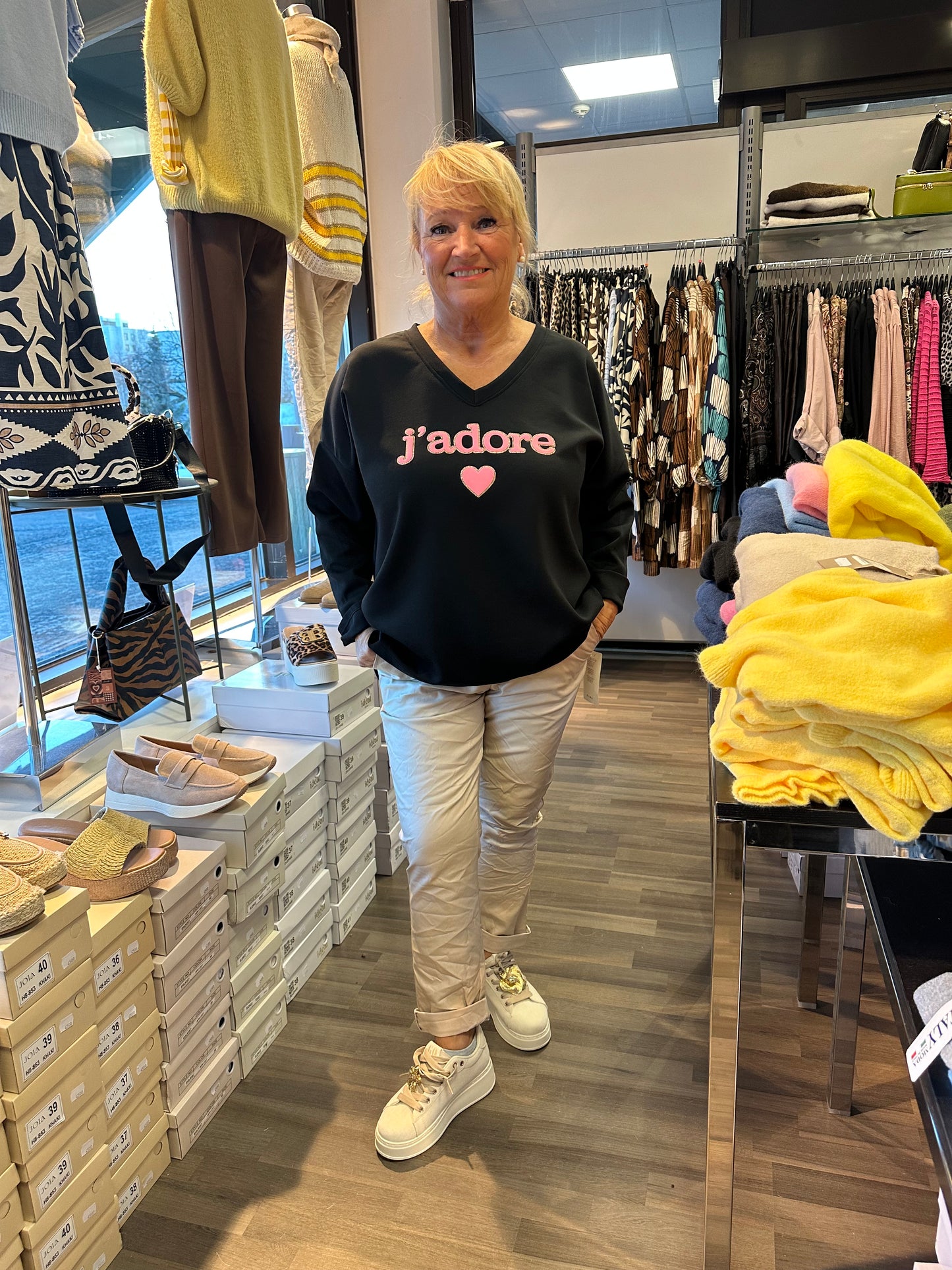 Plussize college v-pääntiellä Jadore musta