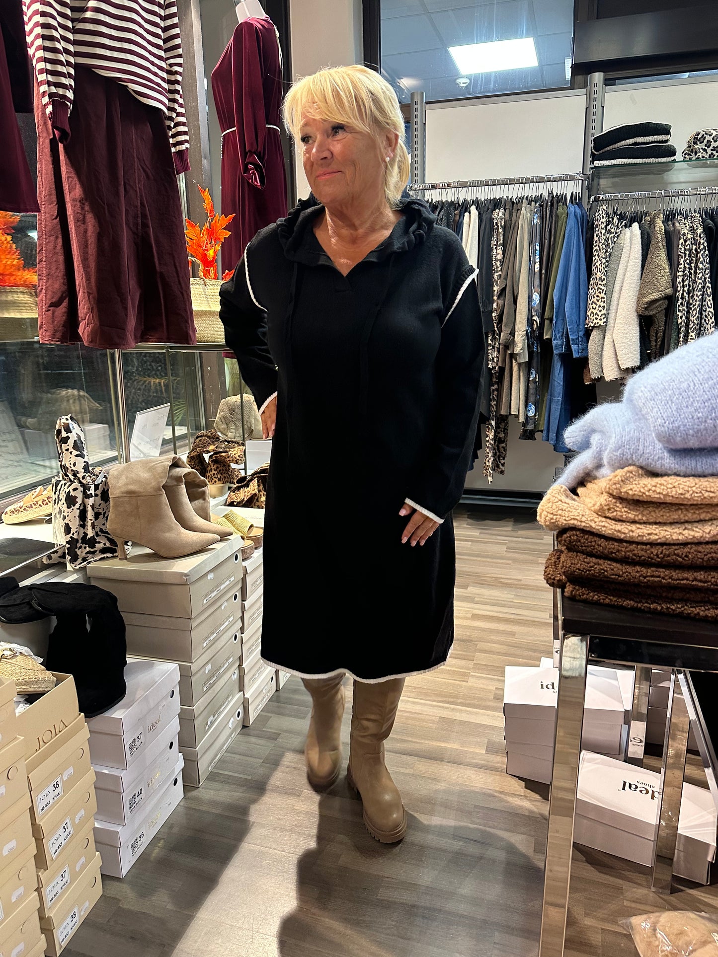 Neulehuppari mekko musta