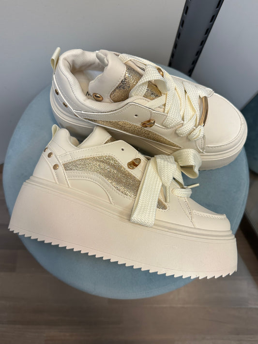 Paksupohjaiset tennarit