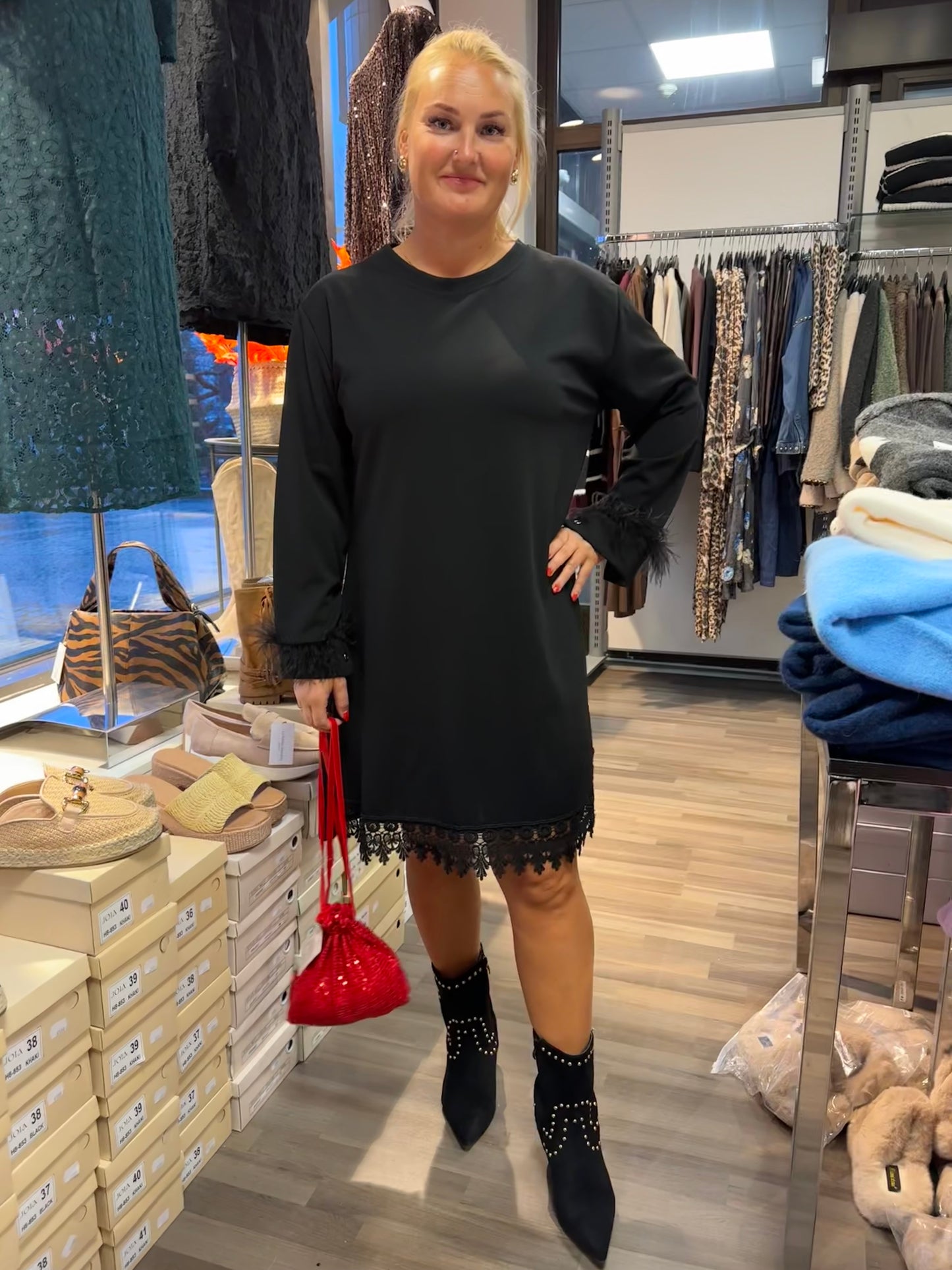 Pikkumusta höyhenhihoilla