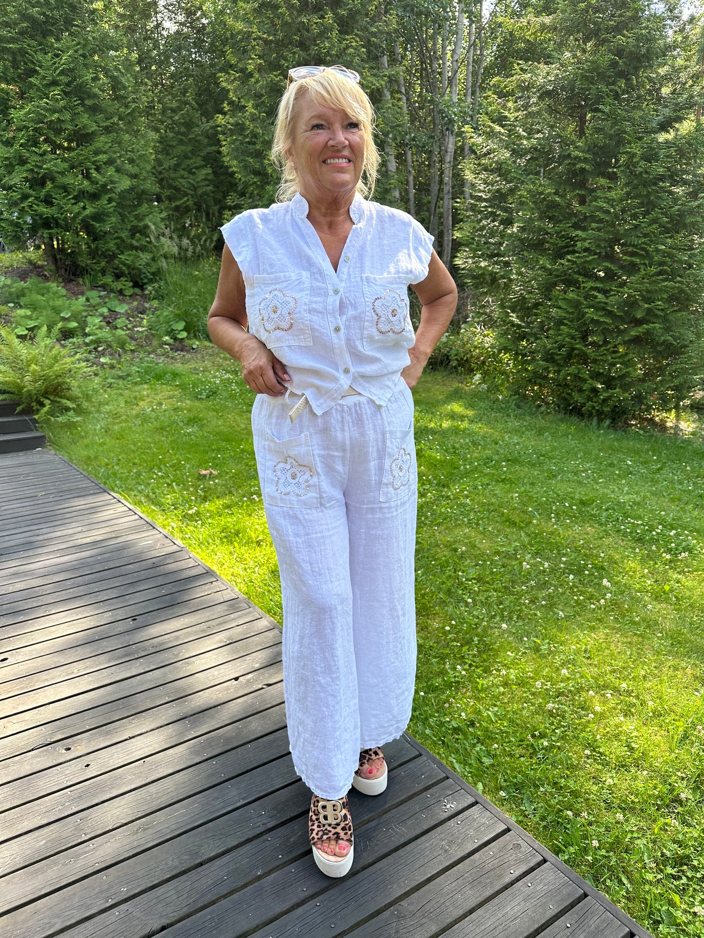 Leveälahkeiset pellavahousut brodeerauksella valkoinen