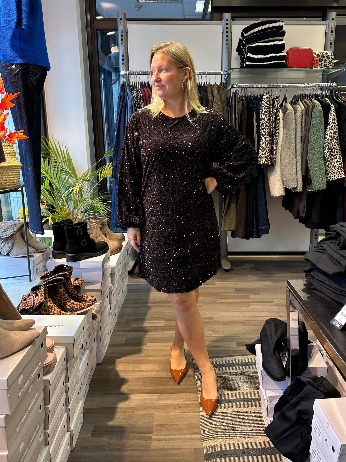 Samettinen paljettimekko ruskea