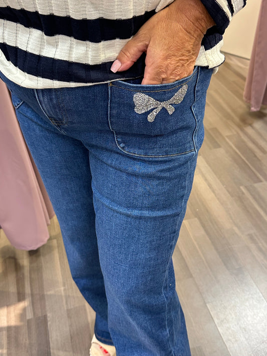 Leveälahkeiset farkut timanttiruseteilla