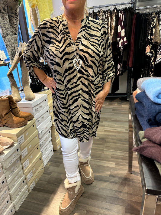 Liukaspintainen pitkä tunika eläinkuvio