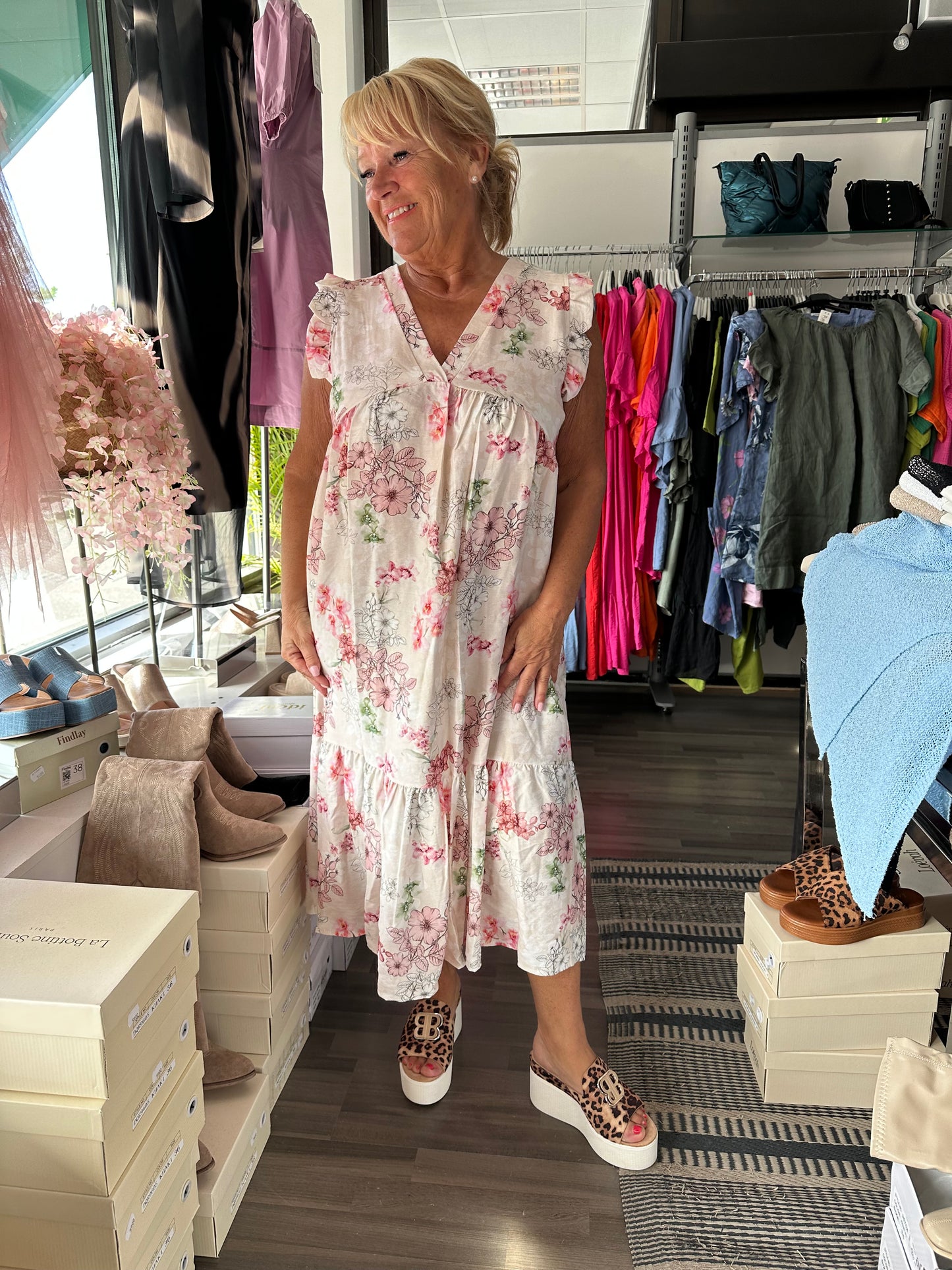 Viskoosimekko frillaolkaimilla