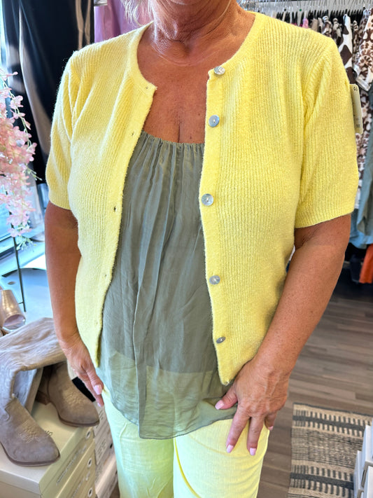 Lyhythihainen neuletakki keltainen