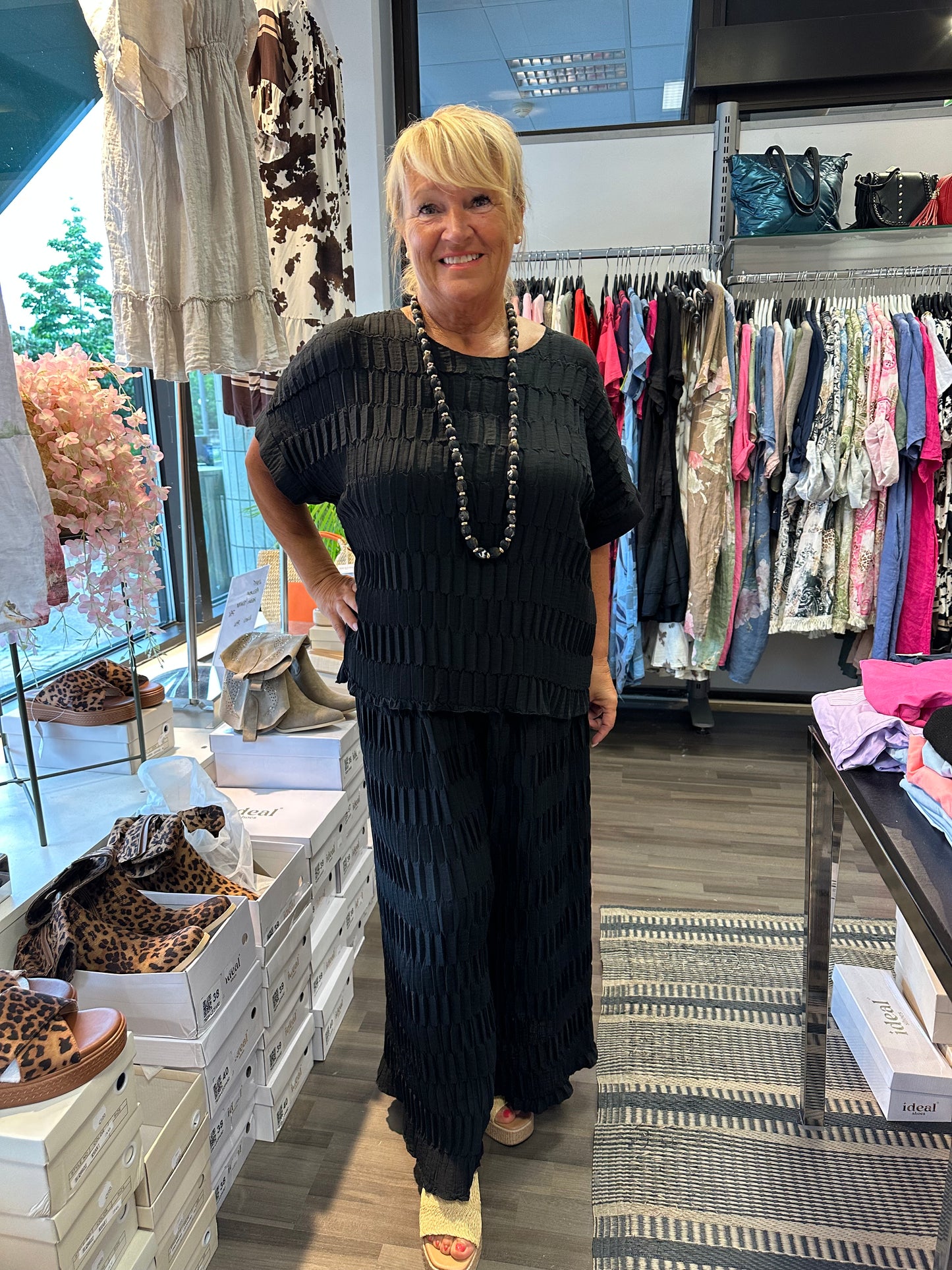 Leveälahkeiset kreppihousut