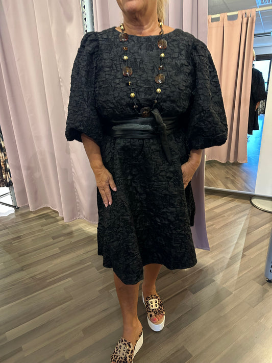 Kohopintainen mekko Belora