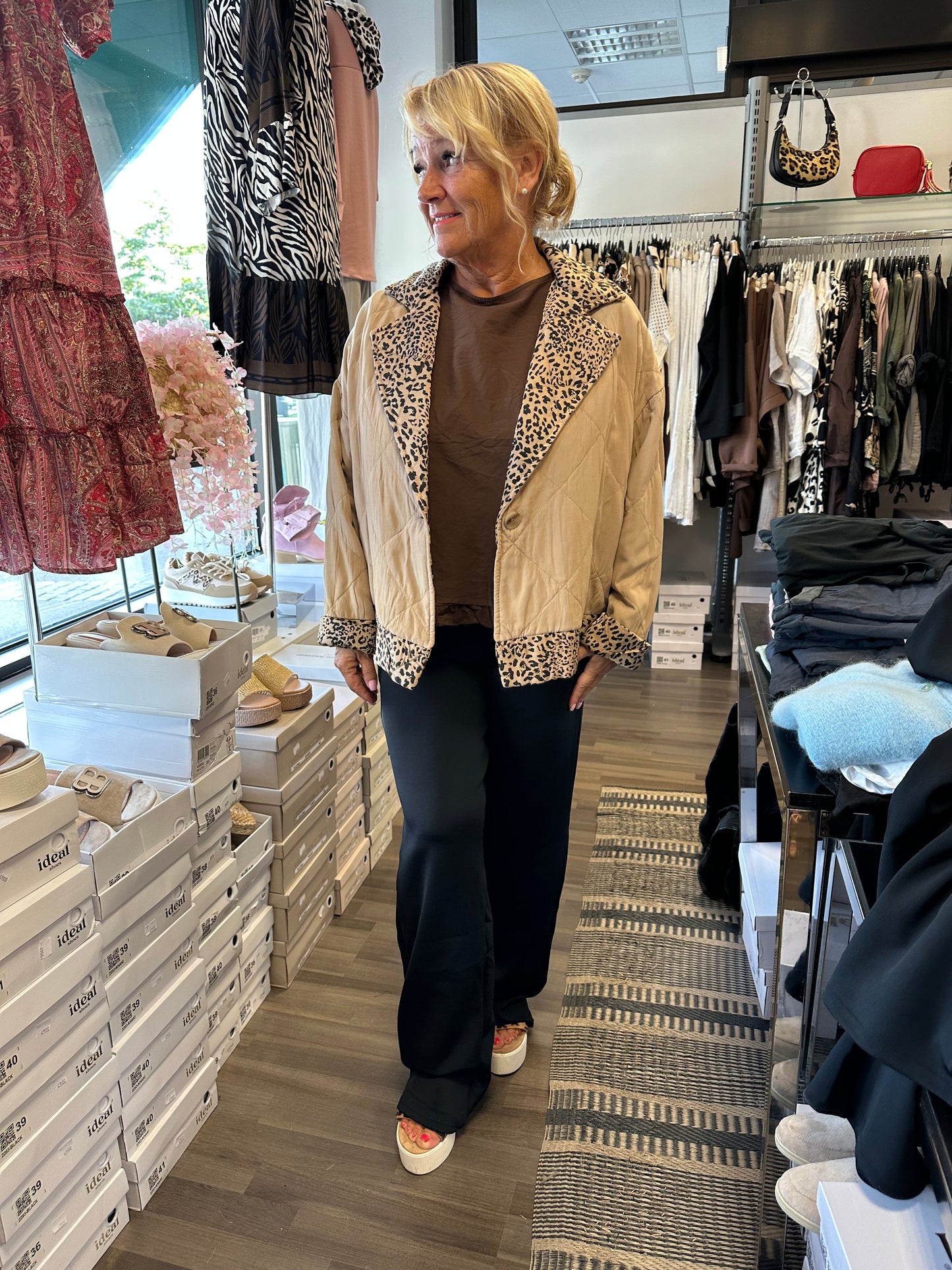 Leveät housut Henne