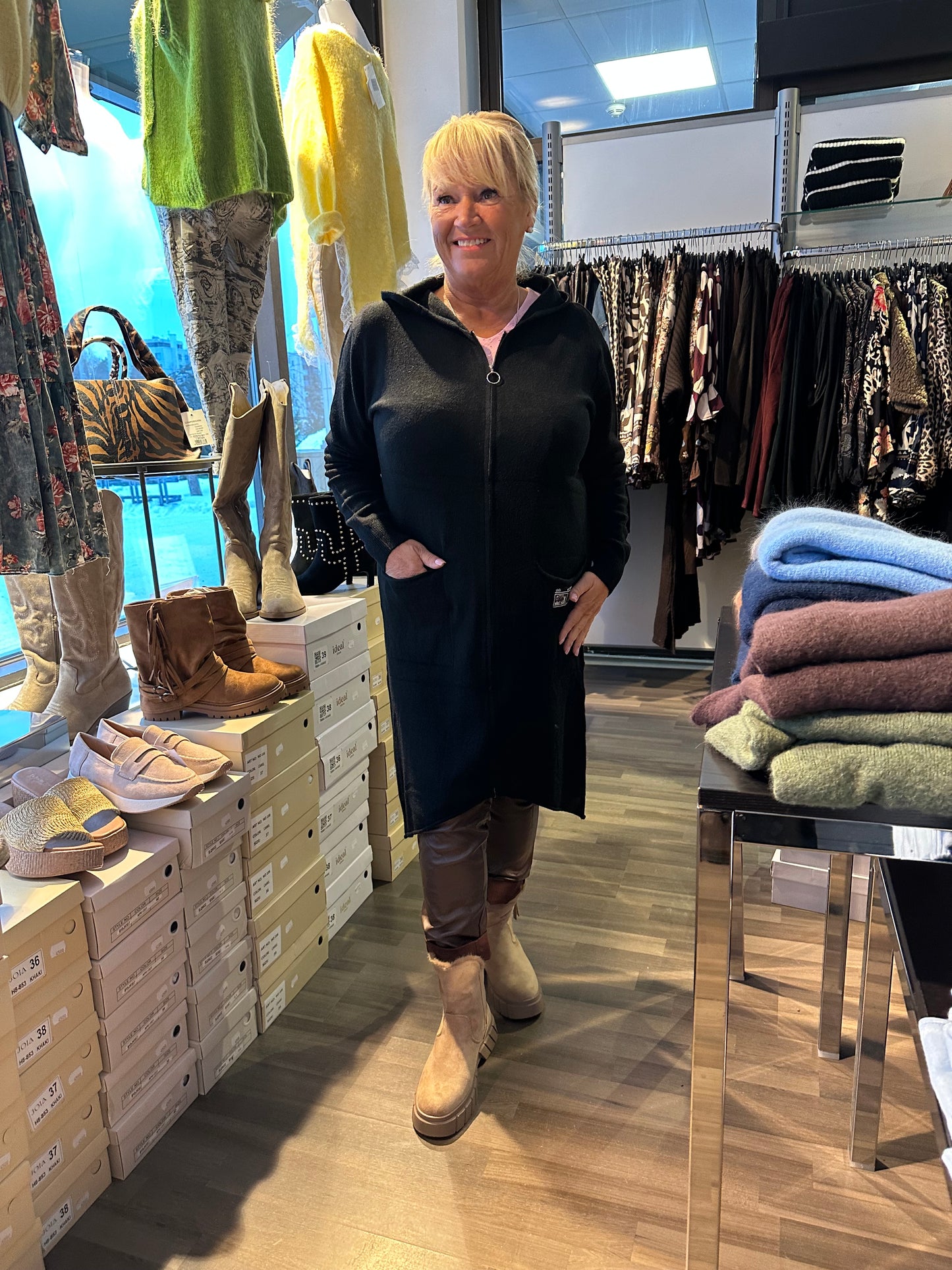 Vetoketjullinen neuletakki musta