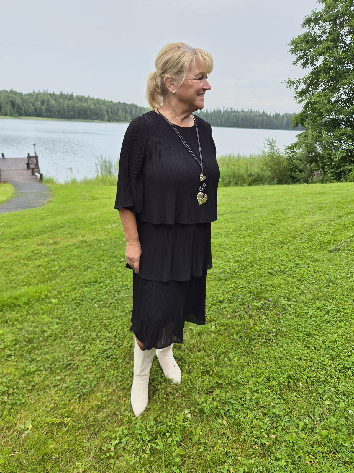 Pliseerattu kerrosmekko Calindra Black