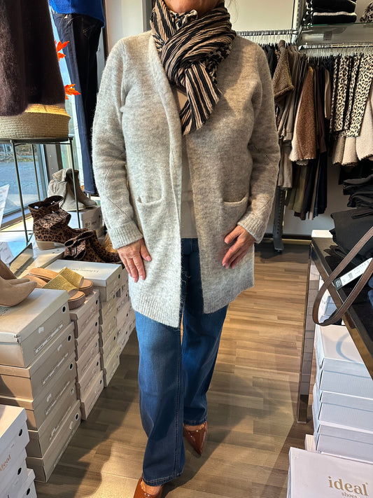 Villa ja alpakkasekoitteinen neuletakki