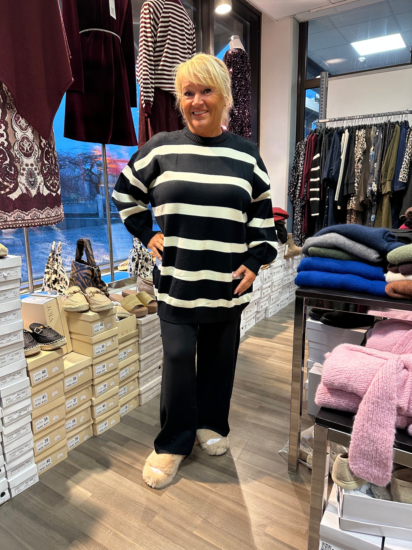 Plussize neuleasu mustavalkoinen