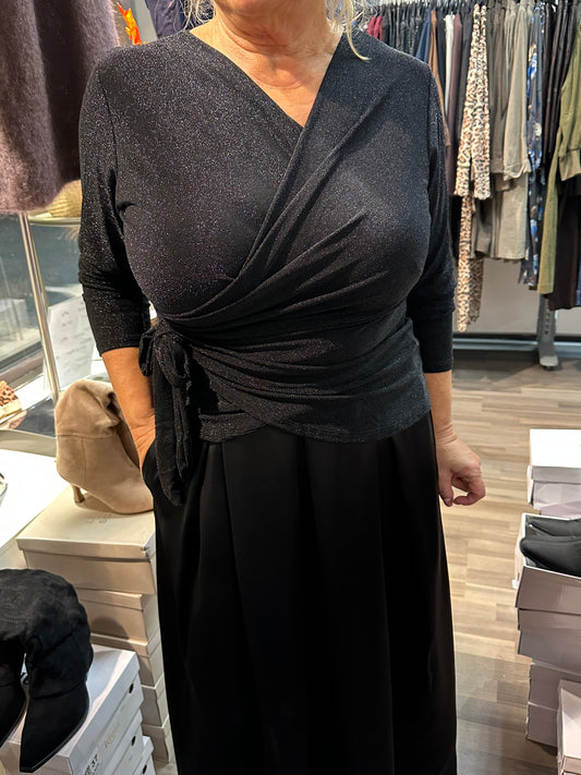 Metallinhohtoinen pusero musta