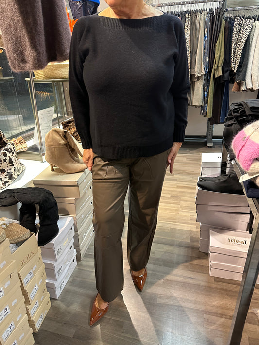 Neulepusero venepääntiellä musta