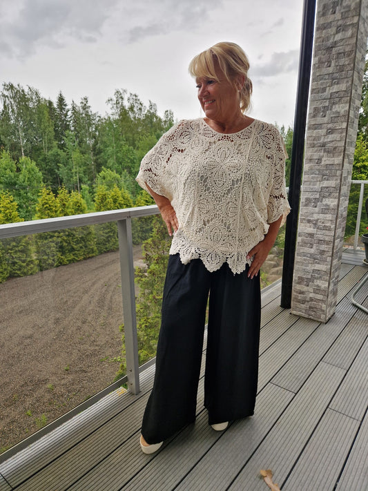 Leveä yksivärinen viskoosihousu musta