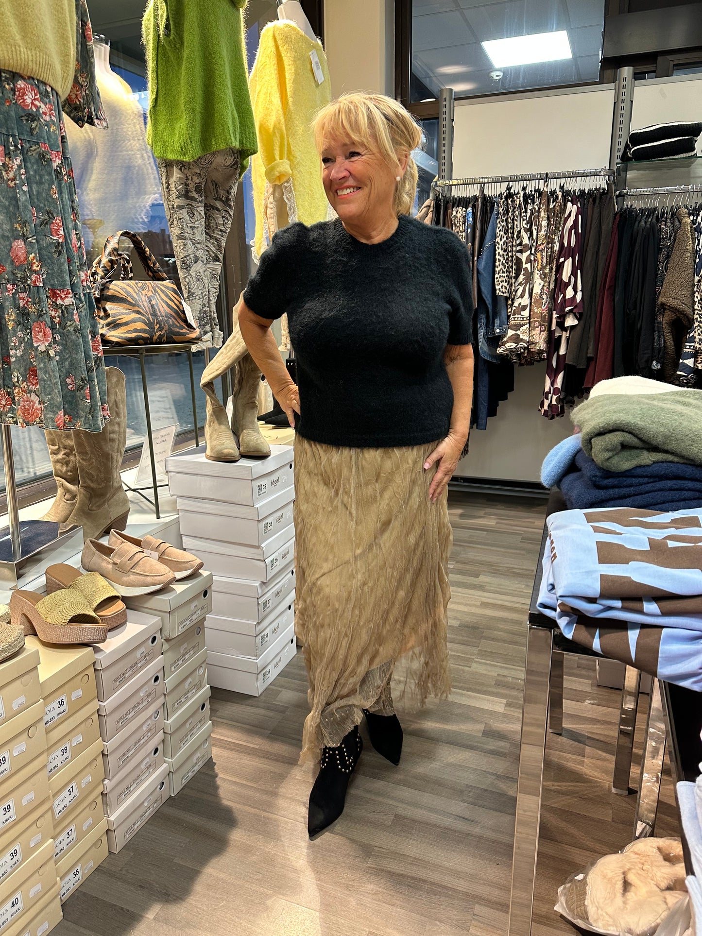 Kid mohair neule lyhyillä hihoilla musta