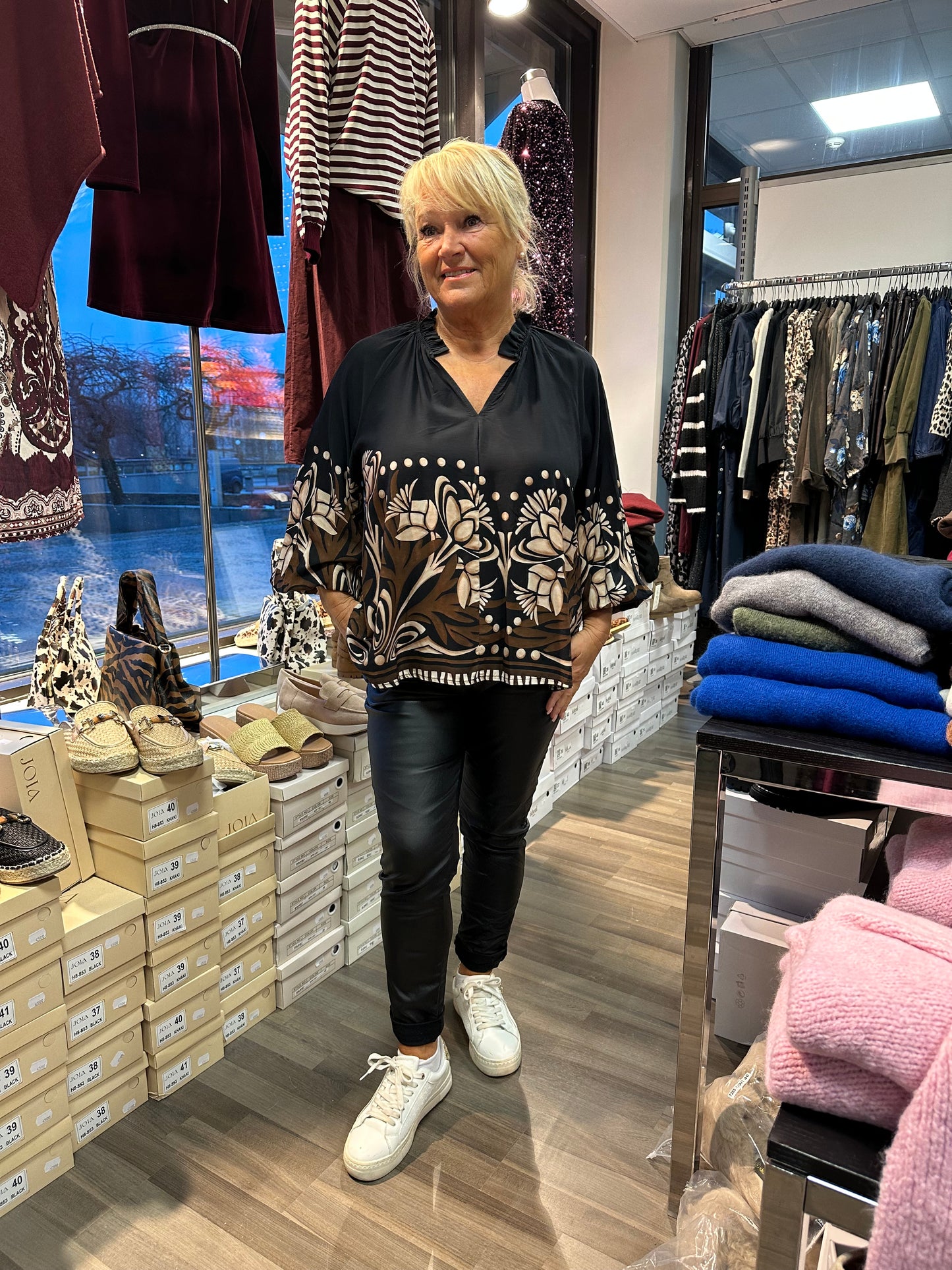 Viskoosipusero Octavia musta