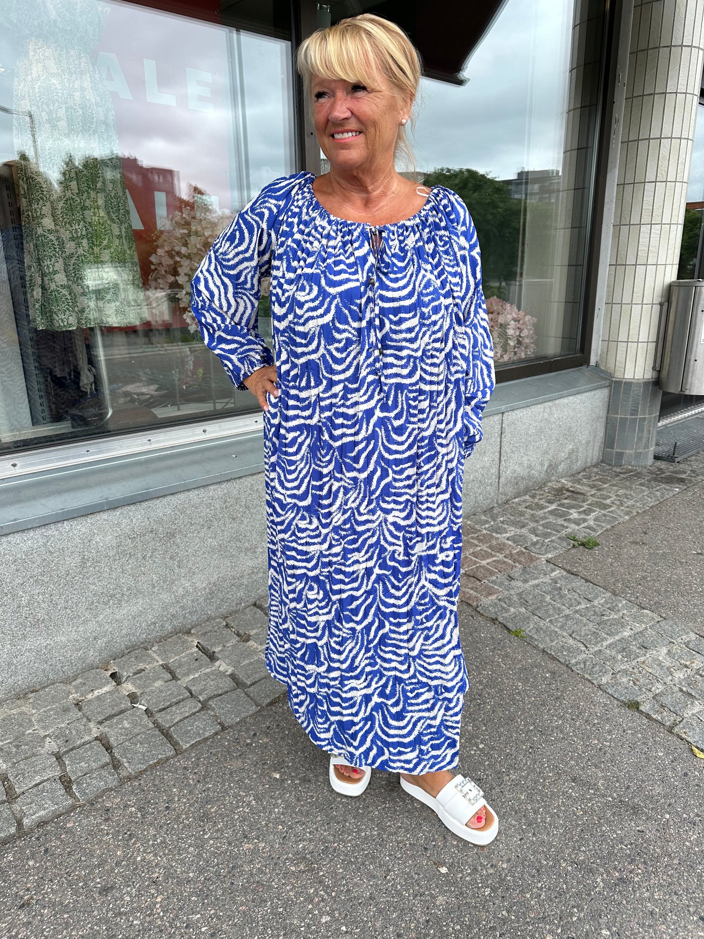 Pitkä plussize mekko sininen