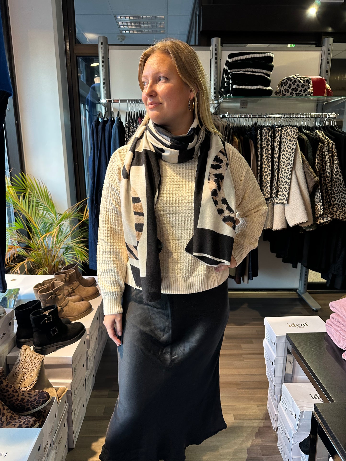 Kaulahuivi musta/vaalea/leo