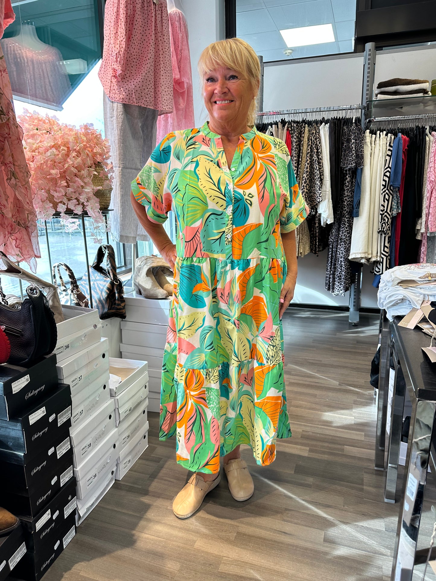 Plussize värikäs mekko vihreä