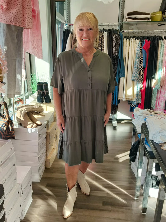 Plussize polvipituinen viskoosimekko (3 väriä)