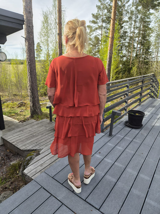 Sifonkinen kerrosmekko ruoste