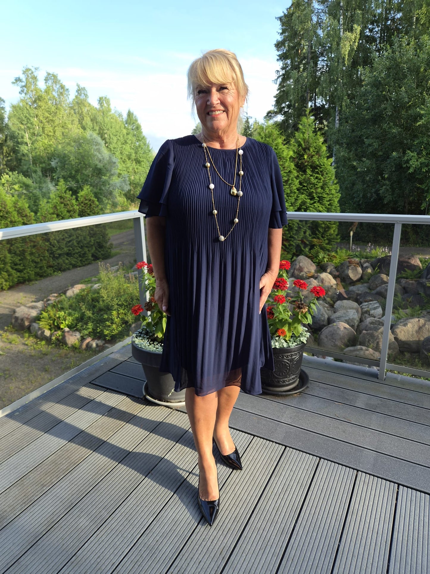 Pliseerattu mekko perhoshihoilla Candra Navy