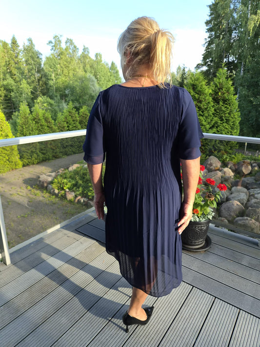 Pliseerattu mekko perhoshihoilla Candra Navy